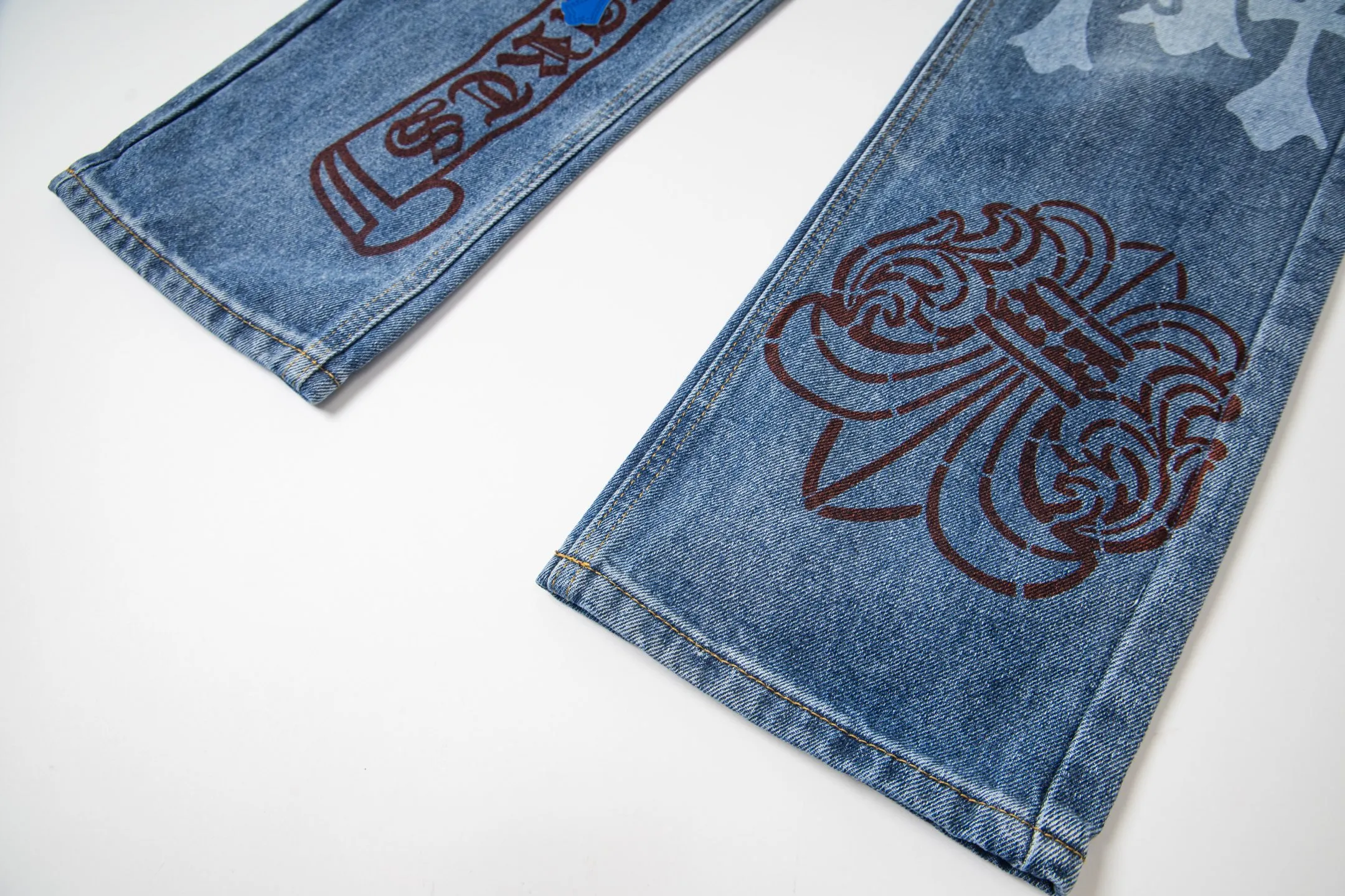 P260 Chrome Hearts washed graffiti blue cross couple jeans are a hot trend this season and are sought after by countless celebrities and fashionistas. The neat details of the cutting process add color to the playful fashion! The neat and meticulous design, and the well-fitting structure is unique. The upper body not only has outstanding recognition, but also looks younger and younger. A style with the ultimate wearing meaning and performance, gorgeous color matching, and the craftsmanship of this style is also extremely extraordinary. After the finished product is washed, it is disassembled and hand-made with sheepskin cross leather and then spliced ​​together to complete. The whole piece has too many craftsmanship to describe. It is decorated with patchwork cross flowers and high-waisted washed jeans! ! Absolutely high-end luxury product, a god-level single product, a super popular product, made by top heavy industry, a magic weapon that cannot be missed to hit the streets. Style number: 1834# Size: 28 30 32 34 Color: blue